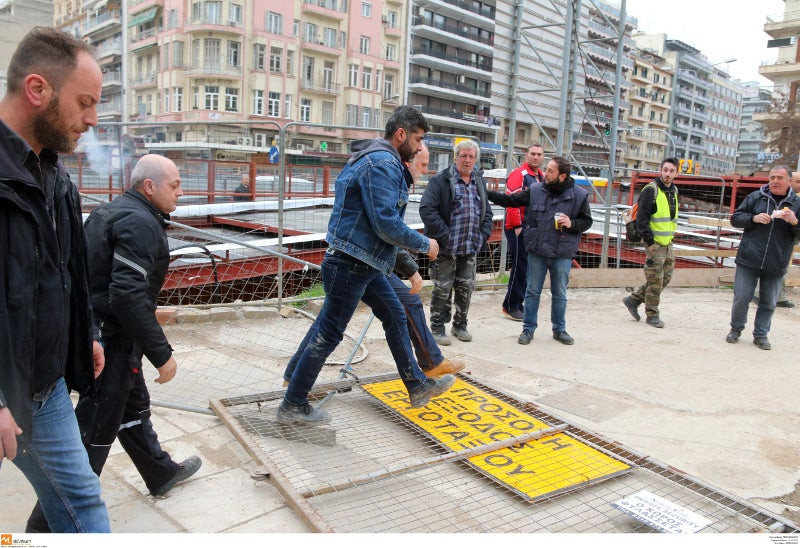 Θεσσαλονίκη: Επεισόδια στη συγκέντρωση για το θάνατο του 50χρονου χειριστή (βίντεο)